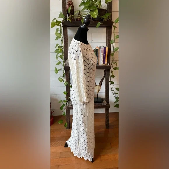 Lesley Evers: Long White Knit Beach V Cut Dress - Picture 15 of 17